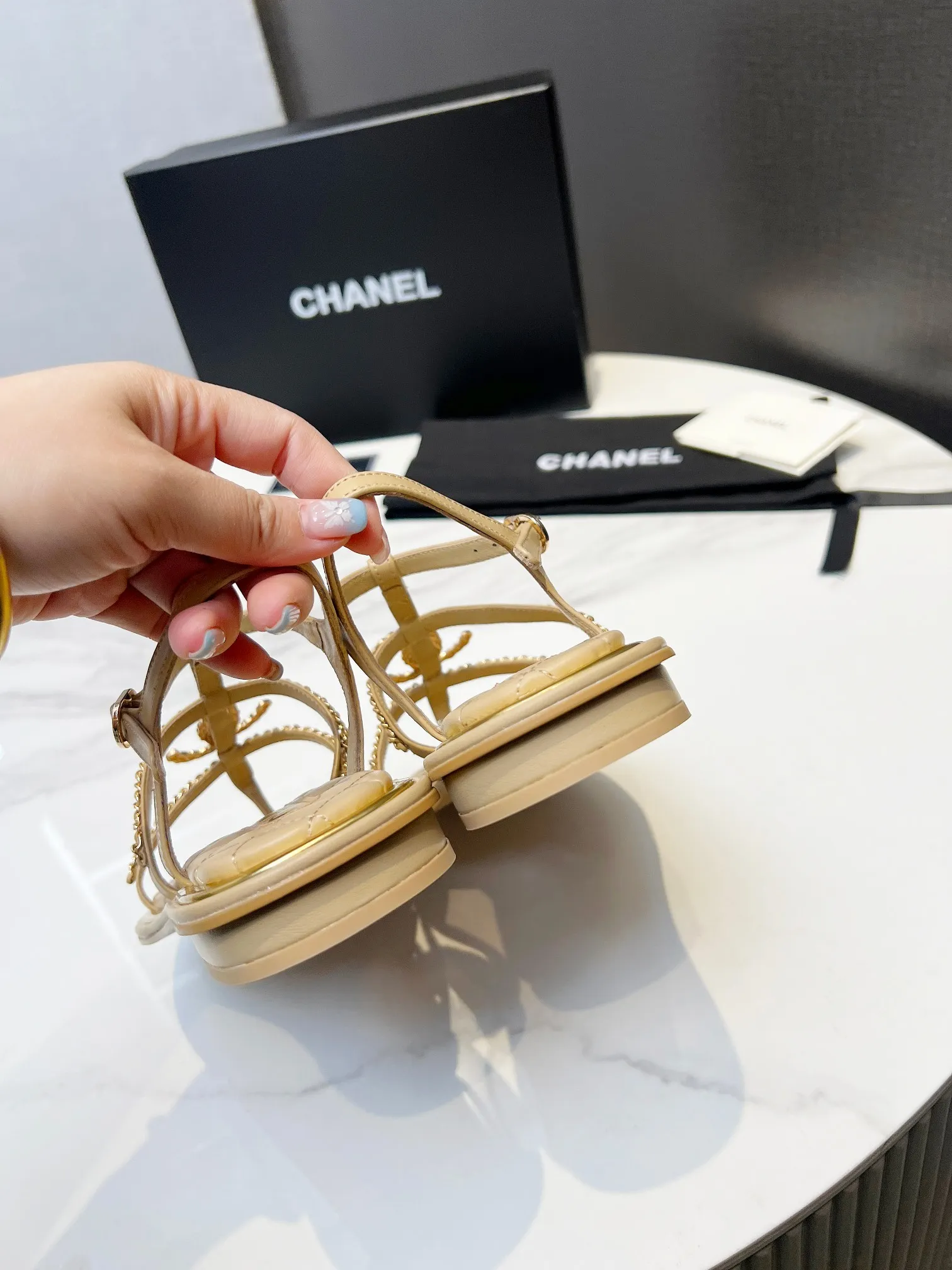 👟👟Ex-factory price 520👟👟 CHANEL2025 Xiaoxiang new classic flip-flop sandals, unique double-layer welt craftsmanship, 👡 👄Original 1:1 molded logo🧡Exudes lasting charm Xiaoxiang sandals👡Vivid intellectual elegance👥Bring out the unique beauty of women👩‍🦰 Fabric: Sheepskin Lining: Imported sheepskin , Outsole: Rubber outsole (leather outsole) Color: black/apricot/white, code number: 35-40 (41-41 customized, non-refundable and non-exchangeable)